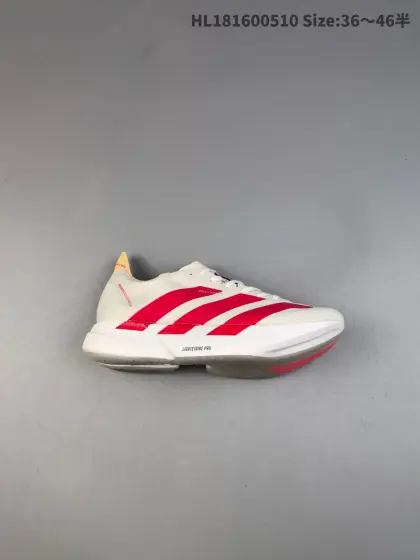 集合 【公司级】阿迪达斯 Adidas Adizero Adios Pro 4 加碳柱 舒适防滑耐磨 低帮 休闲跑步鞋 男款厚度增高老爹鞋 2025年,adidas推出了adidas ADISPR4跑鞋,该鞋具有软弹的中底和外底,提供稳定的跑动体验.鞋面采用轻盈的材料,具有良好的透气性,同时具有优秀的抓地力和耐磨性.鞋底的软弹性使得蹬击感更加强,而中底的弹性使得跑步更加舒适.整双鞋的稳定性较高,适合各种跑步风格.然而,由于鞋底的软弹性,对于步幅较大的跑者来说,可能会感到不稳定.总体而言,adidas PR4是一款值得信赖的竞速鞋,适合日常训练和上赛道的跑步. 货号:JR4542 编码:HL181600510 半